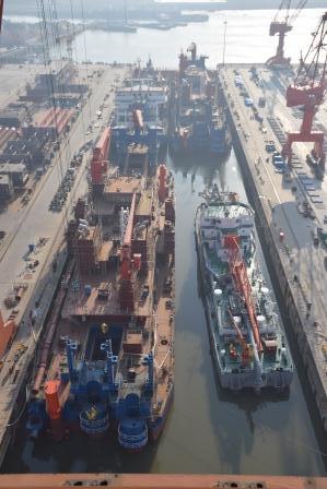 江蘇海新重工熱烈慶祝4艘船舶同日下水、出塢