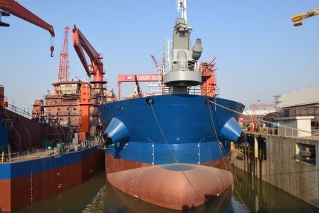 江蘇海新重工熱烈慶祝4艘船舶同日下水、出塢